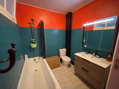 łazienka z wanną, umywalką i toaletą w obiekcie Maison spacieuse authentique proche St Malo Rennes, bienvenue à la Casa Cozumel w mieście Pleugueneuc