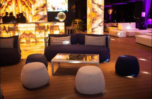 uma sala de estar com um sofá, uma mesa e cadeiras em Amazing luxurious studio Space Available em Acra