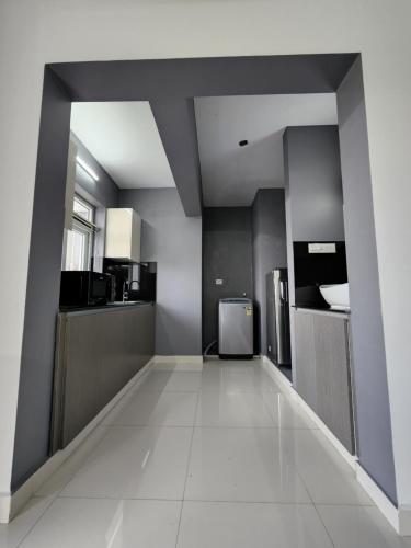 um quarto amplo com uma cozinha com um frigorífico em GDC - Apartment suites em Ernakulam