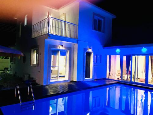 Bazén v ubytování Exclusive Villa Larnaca - 8 plus sleeps - 2 min from BEACH - Big Private Pool nebo v jeho okolí