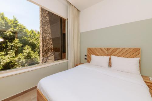 A bed or beds in a room at Brassbell l Zamalek l Jeddah Tower