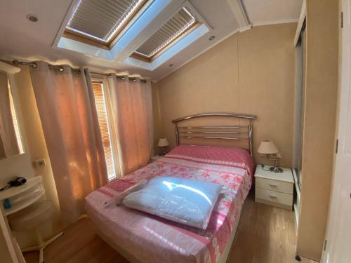 Habitación pequeña con cama y ventana en Résidence de vacances soleiluna, en Rocbaron