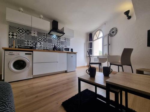 salon z kuchnią i jadalnią w obiekcie Studio "Le Vauban" Perpignan Centre Ville w Perpignanie