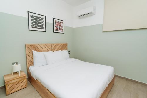 Una cama o camas en una habitación de Brassbell l Zamalek l Jeddah Tower