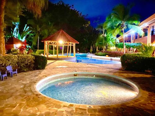 Lovely 2-BDroom Condo in Laguna Eco Village Resort游泳池或附近泳池