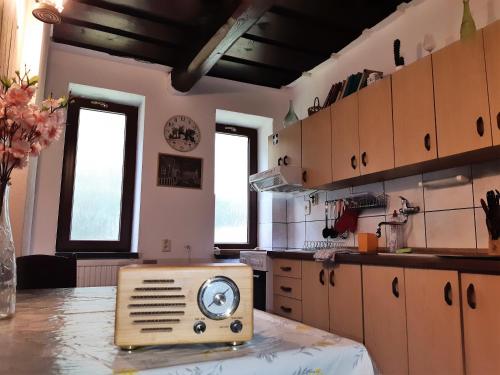 una cocina con una mesa con una radio. en Chalupa pri vodopade, en Lúčky