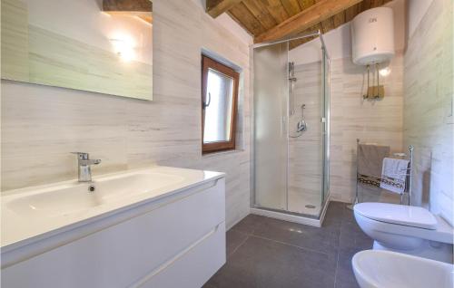 e bagno con lavandino, servizi igienici e doccia. di Gorgeous Home In Staletti With House Sea View a Stalettì