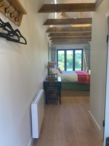 1 dormitorio con cama, mesa y escritorio en Garden Studio en Newbury