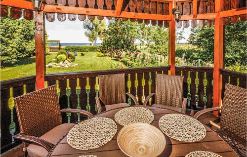 une table et des chaises sur un porche avec vue dans l'établissement Holiday Home Nowe Warpno With Fireplace I, à Nowe Warpno