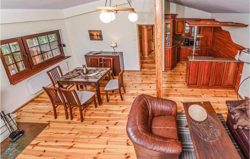 un salon avec une table et un canapé dans l'établissement Holiday Home Nowe Warpno With Fireplace I, à Nowe Warpno