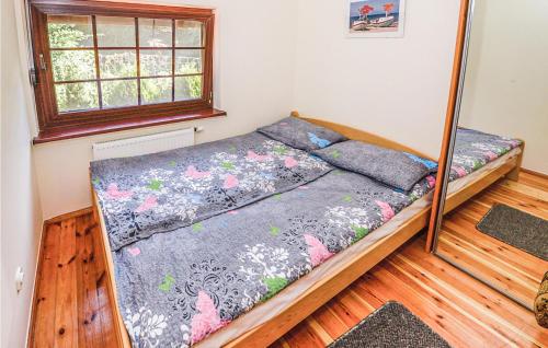 ノベ・バルプノにある2 Bedroom Gorgeous Home In Nowe Warpnoのベッドルーム1室(二段ベッド1組付)