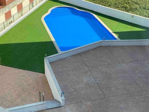 una vista aérea de una piscina en un edificio en Apartamento con vistas al mar, en Malpica de Bergantiños