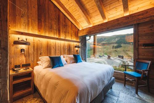 a bedroom with a bed and a window at Park Chalet Village in Livigno