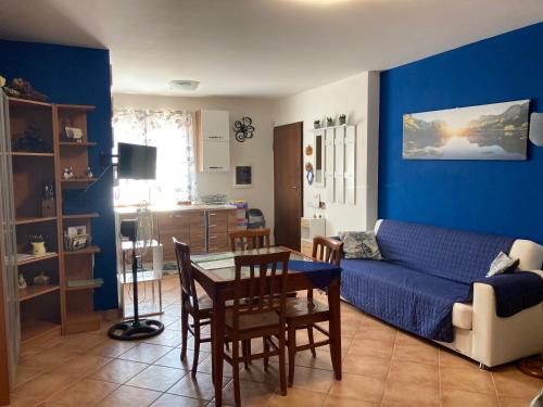 sala de estar con sofá azul y mesa en La Rosa del lago en Bracciano
