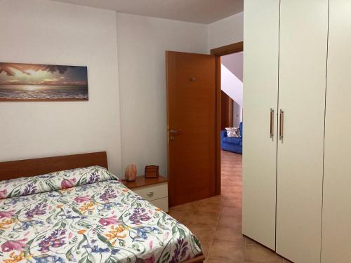 un dormitorio con una cama y un armario en La Rosa del lago, en Bracciano