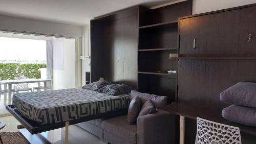Postel nebo postele na pokoji v ubytování Appartement PIEDS DANS L'EAU VUE MER ACCES PLAGE ET PISCINE