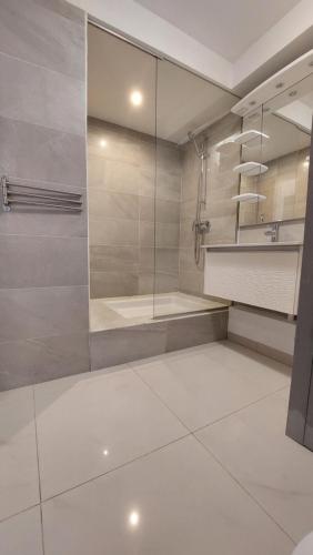 Koupelna v ubytování Appartement PIEDS DANS L'EAU VUE MER ACCES PLAGE ET PISCINE