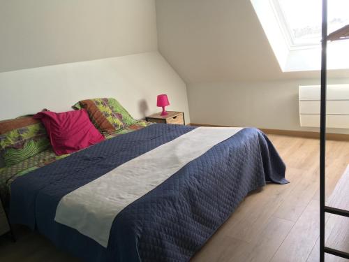 1 dormitorio con 1 cama grande con manta azul en maison récente totalement rénovée vue mer panoramique en Penvénan