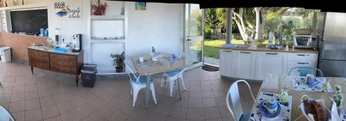 una cucina con tavolo e sedie in una cucina di B&B Sunset da carla ad Agropoli