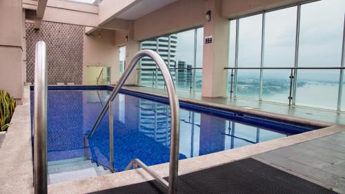 a swimming pool in the middle of a building at Departamento Riverfront 2, Puerto Santa Ana, Guayaquil in Guayaquil