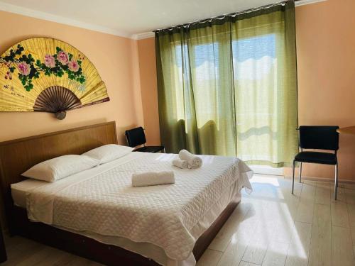 1 dormitorio con 1 cama con 2 toallas en Villa Gardenia Ureki, en Ureki