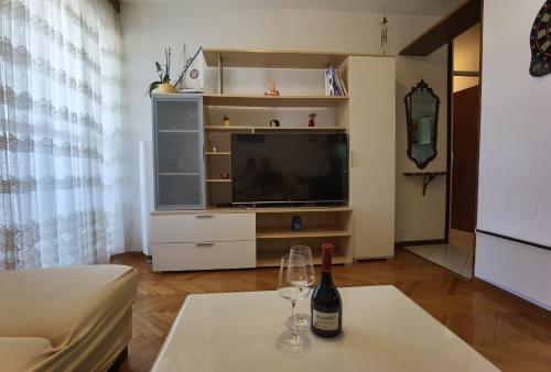 TV a/nebo společenská místnost v ubytování T-star, 2-bedroom apartment with magnificent beach view
