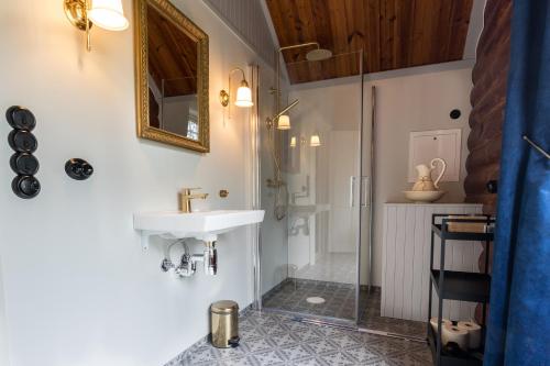 a bathroom with a sink and a shower at Jervell Gjestehus in Ålesund