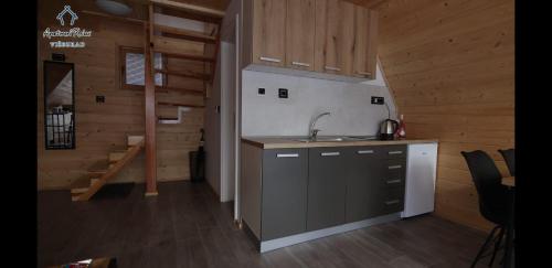 eine Küche mit einer Spüle und einer Arbeitsplatte in der Unterkunft Apartmani Relax in Višegrad