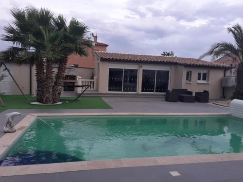 Villa Piscine في Montady: مسبح امام بيت