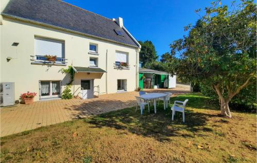 Awesome apartment in Plouzane with WiFi