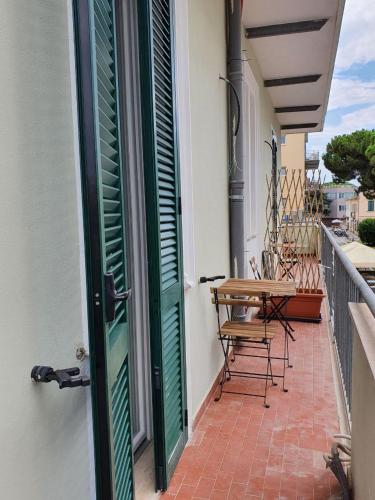 a door to a balcony with a table and chairs at Affittacamere Casa Cynda in Follonica