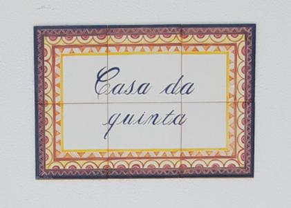 una foto di una cornice con le parole "casa aleija julia" di Quinta do Benjamim - Tejo "Experience for 2, family or relax" a Praia do Ribatejo