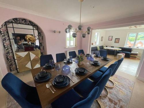 Restaurant o un lloc per menjar a Luxury 4-5 Bed Home with Games Room and Balcony