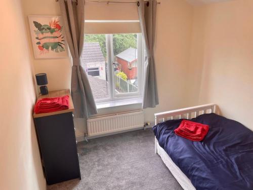 een slaapkamer met een bed en een raam bij Lovely 3BD Home in the Heart of Morton in Morton