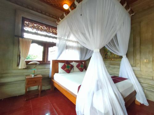 Uma cama ou camas num quarto em Tungeh Inn