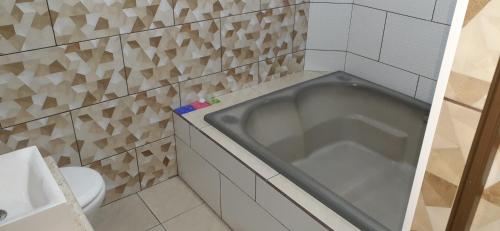 uma casa de banho com banheira e WC em Charlott Hotel em São Paulo