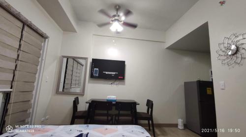 Televisyen dan/atau pusat hiburan di Iloilo Staycation with a Pool, Gym and Playroom