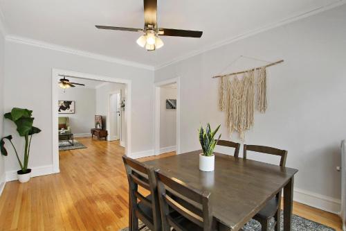 a dining room with a table and a ceiling fan at 1BR Deluxe Apt with Complete Amenities - Campbell 3 in Chicago