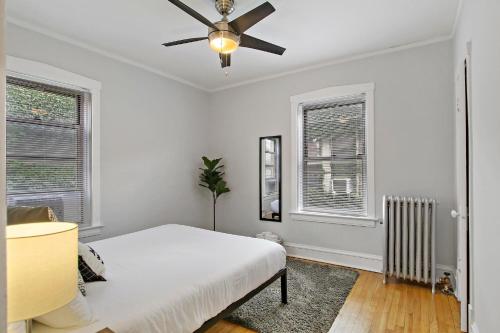 um quarto com uma cama e uma ventoinha de tecto em Deluxe 1BR Apartment in Ravenswood - Campbell 3 em Chicago