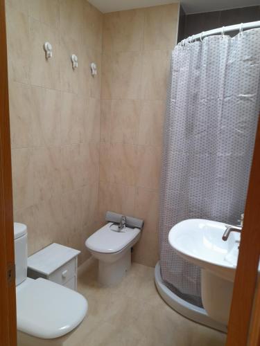 フィステーラにあるMargaritasのバスルーム(トイレ、洗面台、シャワー付)