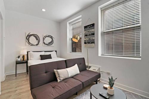 A seating area at Nice & Comfy Studio Apt close to Shops & Dining - Montrose 210 & 212