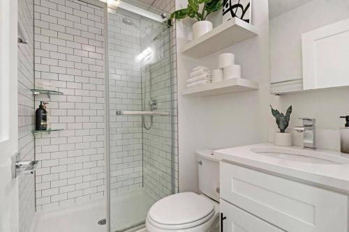 芝加哥的住宿－Nice & Comfy Studio Apt close to Shops & Dining - Montrose 210 & 212，白色的浴室设有卫生间和水槽。