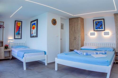 Posteľ alebo postele v izbe v ubytovaní Family friendly seaside apartments Pisak, Omis - 18610