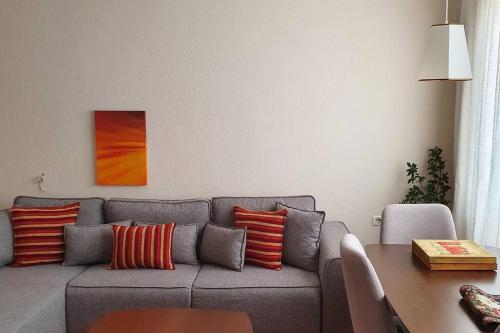 Een zitgedeelte bij Cozy Apartment near Ohrid Lake