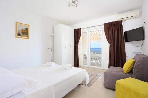 Apartments by the sea Mavarstica, Ciovo - 18651