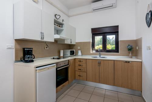 Apartments with parking space Fazana - 18639