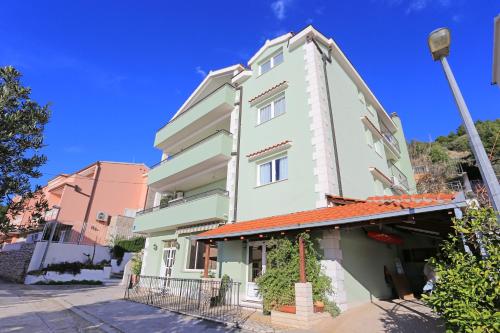 Fotografia z galérie ubytovania Apartments by the sea Seget Donji, Trogir - 18648 v Trogiri