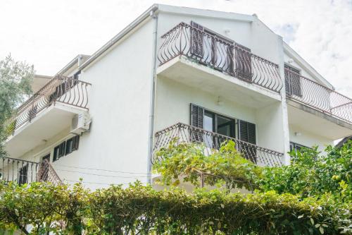 Fotografia z galérie ubytovania Apartments by the sea Arbanija, Ciovo - 18624 v Trogiri