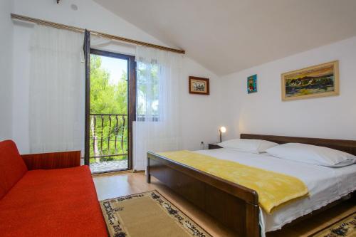 Posteľ alebo postele v izbe v ubytovaní Apartments by the sea Arbanija, Ciovo - 18624