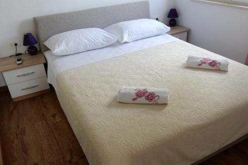 1 dormitorio con 1 cama con 2 toallas en Apartments by the sea Loviste, Peljesac - 18656, en Lovište